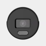 صورة مقربة لعدسة كاميرا المراقبة HiLook IPC-B149H بدقة 4 ميجا بكسل وتقنية ColorVu للألوان.