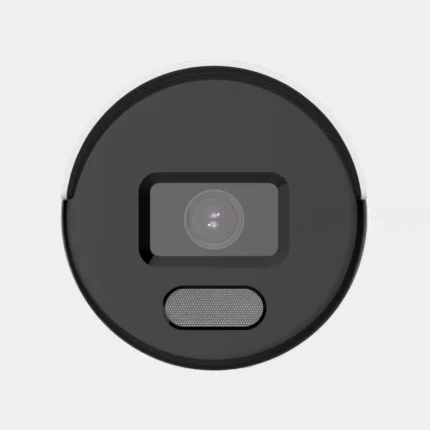 صورة مقربة لعدسة كاميرا المراقبة HiLook IPC-B149H بدقة 4 ميجا بكسل وتقنية ColorVu للألوان.