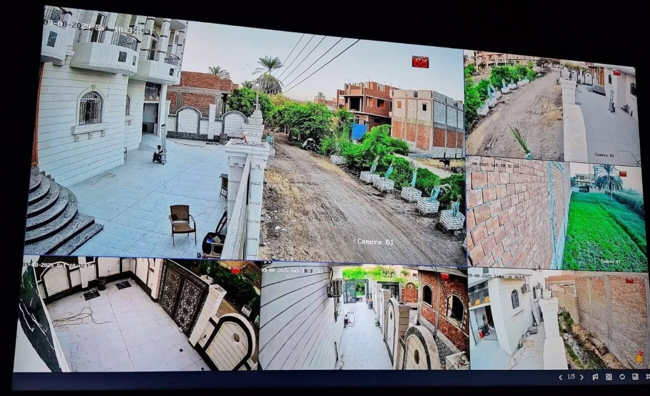 تتميز الصورة بوضوح نهاري جيد، وتاريخ التسجيل الظاهر على الشاشة يشير إلى 09-08-2025، مما يعكس نظام مراقبة شامل يغطي كافة محيط العقار لضمان الأمان.